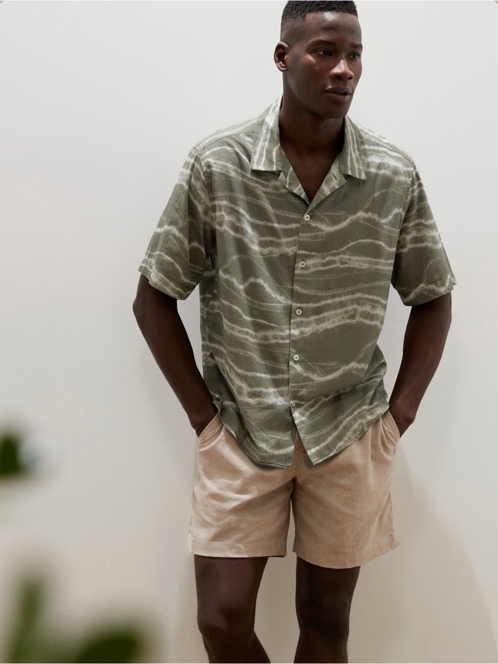 Banana Republic Men's Olive Green Organic Cotton Relaxed-Fit Resort Shirt Small